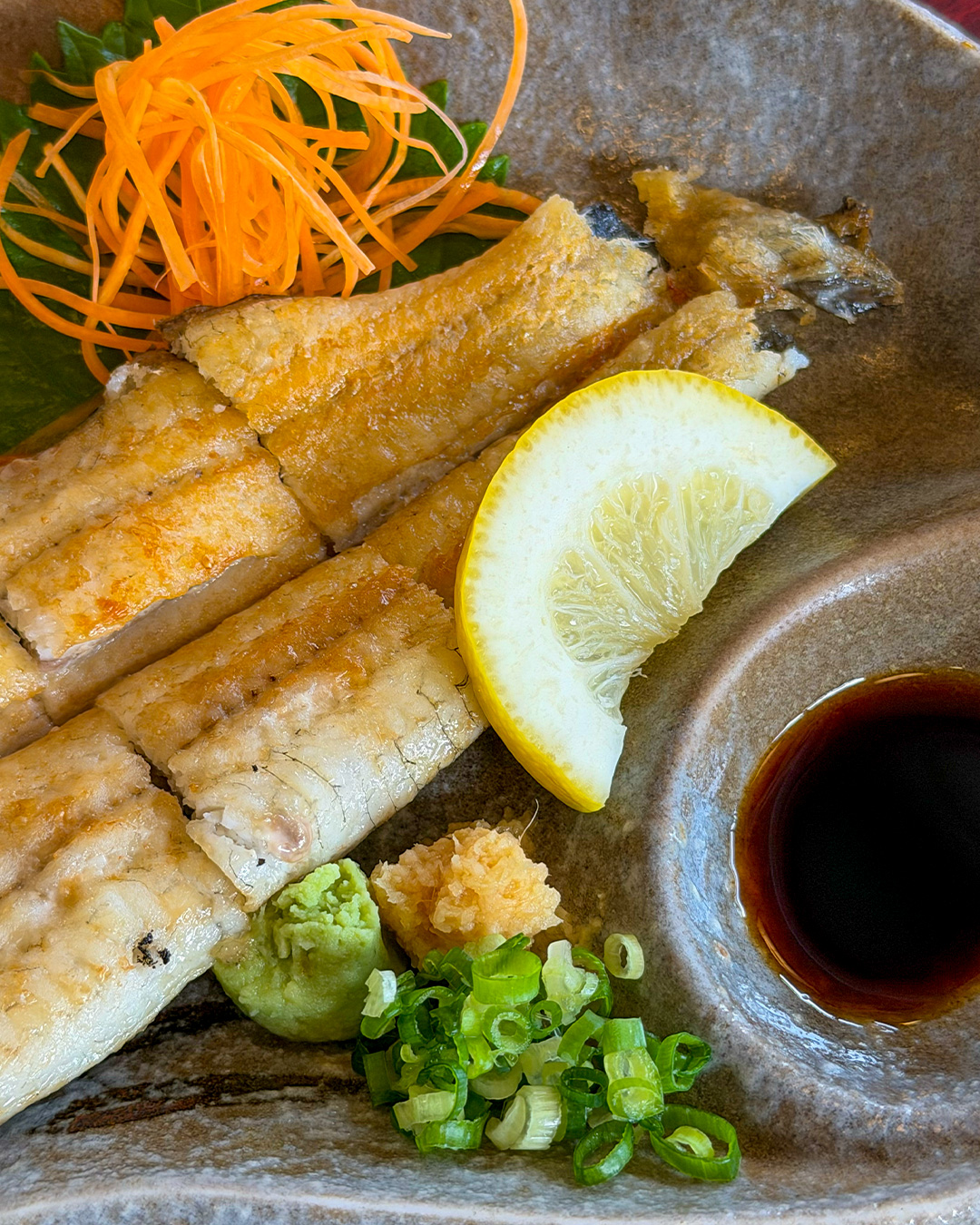 白焼きにレモン、
実はアリなんです。
白焼きといえば、
わさび醤油や塩で
食べるのが定番。
でも実は、
レモンをキュッと搾って
食べる楽しみ方もあります。
脂ののった白焼きに、
レモンの爽やかな酸味。
口の中がさっぱりして、
また次のひと口へ。
最初はそのまま。
次はわさび醤油。
そして途中から
レモンをキュッ。
一皿で食べ方を変えるのも
いいですよね。
みなさんは白焼きに、
レモンかける派?
かけない派?
「こんな食べ方もおすすめ!」
というものがあったら、
ぜひコメントで教えてください。
#浜名湖うなぎ
#うなぎ
#白焼き
#浜松グルメ